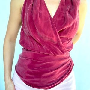 Sleeveless blouse, side zipper, draped on the left side, longer on the right.